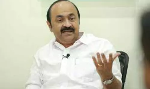 Kerala के एलओपी ने ₹3 लाख के जूते पहने उन्होंने कहा कि वे ₹5,000 में आपके हो सकते Kerala के एलओपी ने ₹3 लाख के जूते पहने उन्होंने कहा कि वे ₹5,000 में आपके हो सकते