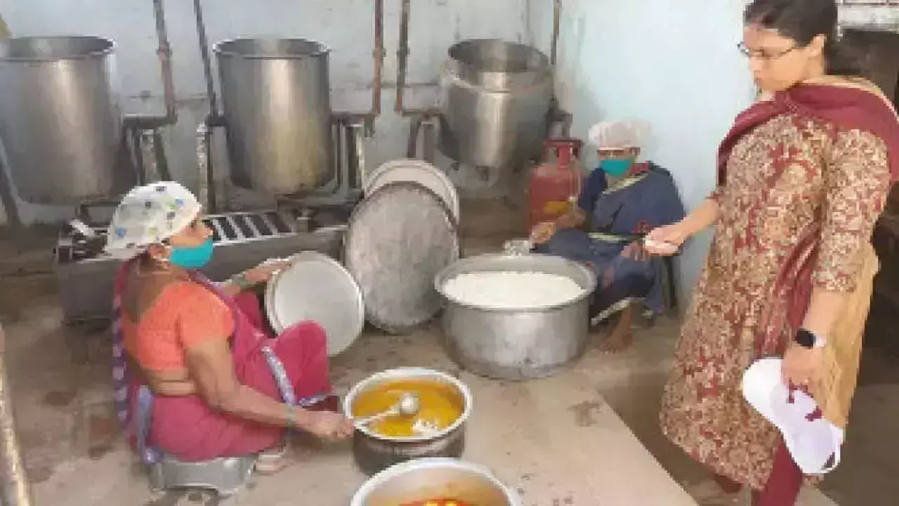 आसिफाबाद: आईटीडीए पीओ ने आश्रम स्कूल का निरीक्षण किया आसिफाबाद: आईटीडीए पीओ ने आश्रम स्कूल का निरीक्षण किया
