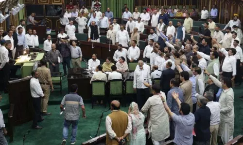 Jammu: वक्फ बिल पर हंगामे के कारण लगातार तीसरे दिन भी कार्यवाही बाधित