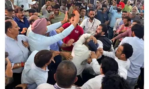 विधानसभा परिसर में BJP विधायकों और मलिक के बीच झड़प, मची अफरातफरी विधानसभा परिसर में BJP विधायकों और मलिक के बीच झड़प, मची अफरातफरी