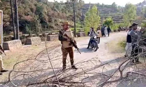 Jammu: रामनगर-चतरू के पहाड़ी इलाकों में मुठभेड़ Jammu: रामनगर-चतरू के पहाड़ी इलाकों में मुठभेड़