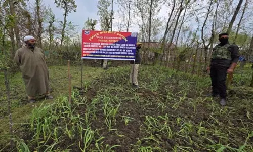 Jammu: लश्कर के दो आतंकवादियों की संपत्ति जब्त Jammu: लश्कर के दो आतंकवादियों की संपत्ति जब्त