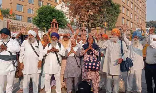 बैसाखी और खालसा साजना दिवस समारोह के लिए Sikh तीर्थयात्री पाकिस्तान जाते