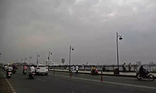 Hyderabad के कई हिस्सों में तेज हवाएं और बारिश से भीषण गर्मी से राहत मिली