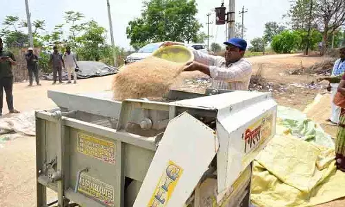 मेडक Collector ने धान की सफ़ाई में किसानों की मदद की