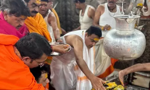 केंद्रीय मंत्री नितिन गडकरी ने Ujjain के महाकालेश्वर मंदिर में की पूजा-अर्चना केंद्रीय मंत्री नितिन गडकरी ने Ujjain के महाकालेश्वर मंदिर में की पूजा-अर्चना