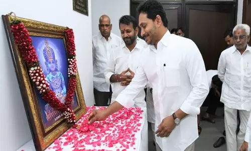 YSRCP प्रमुख जगन मोहन रेड्डी ने महावीर जयंती की दी शुभकामनाएं YSRCP प्रमुख जगन मोहन रेड्डी ने महावीर जयंती की दी शुभकामनाएं