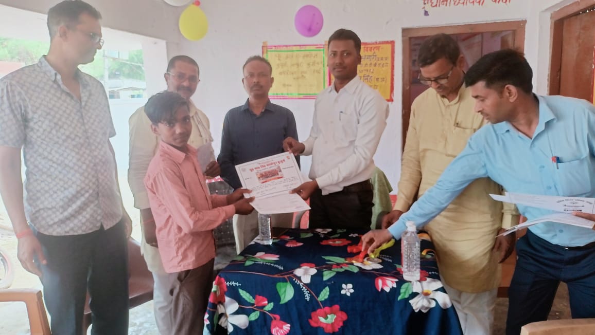 Kushinagar: प्रशस्ति पत्र एवं मेडल पाकर छात्रों के चेहरे खिले