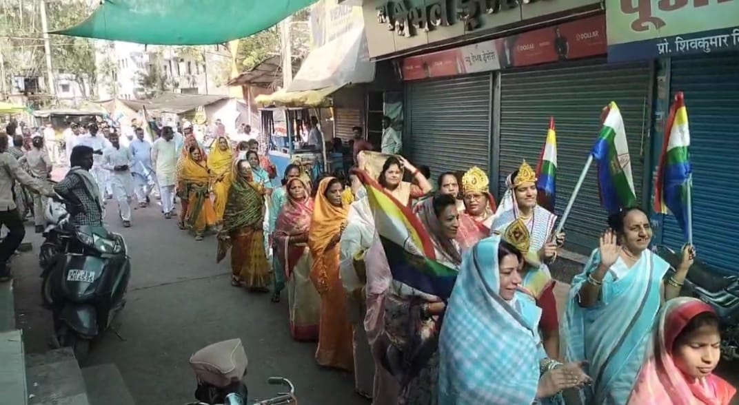 भगवान महावीर जन्मोत्सव: चांदी के विमान में सवार होकर निकले भगवान महावीर, श्रद्धालुओं ने बरसाए फूल