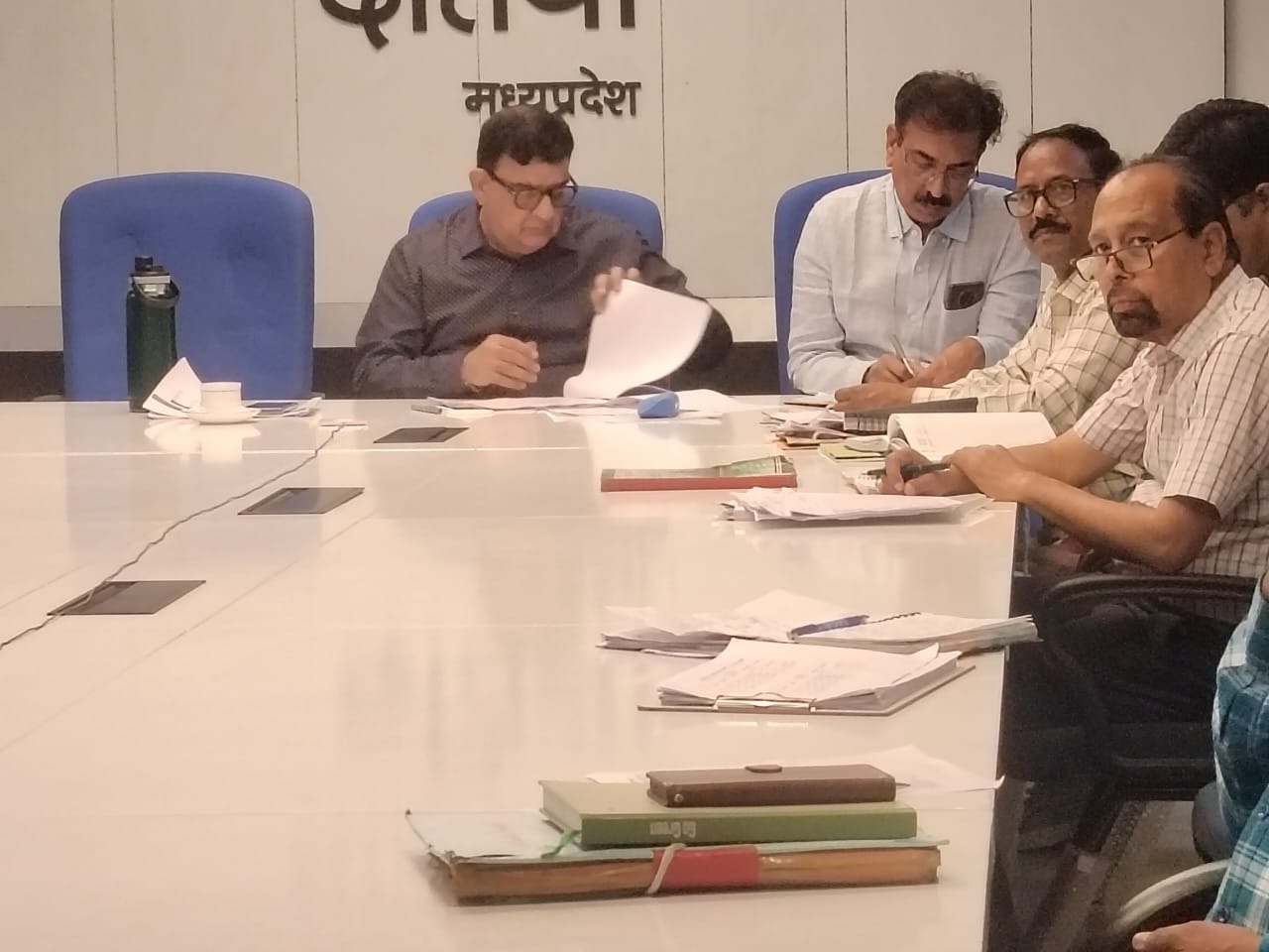 Datia: कलेक्टर संदीप कुमार माकिन द्वारा ईकेवाईसी पूर्ण करने के निर्देश दिए