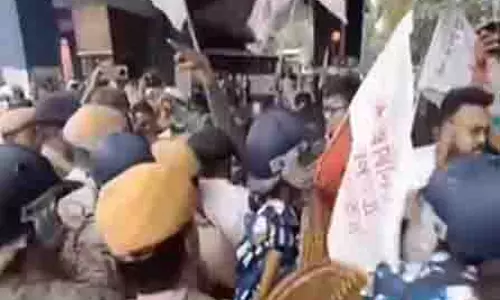 SSC घोटाले को लेकर DYFI ने ममता बनर्जी के नेतृत्व वाली सरकार के खिलाफ हावड़ा में विरोध रैली निकाली SSC घोटाले को लेकर DYFI ने ममता बनर्जी के नेतृत्व वाली सरकार के खिलाफ हावड़ा में विरोध रैली निकाली