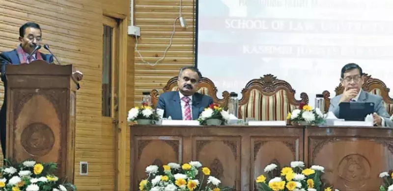 न्यायमूर्ति एन कोटिस्वर सिंह ने केयू में राष्ट्रीय सम्मेलन को संबोधित किया न्यायमूर्ति एन कोटिस्वर सिंह ने केयू में राष्ट्रीय सम्मेलन को संबोधित किया