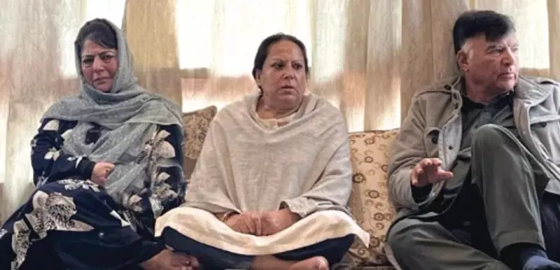 महबूबा मुफ्ती ने पीडीपी की आपात बैठक की अध्यक्षता की महबूबा मुफ्ती ने पीडीपी की आपात बैठक की अध्यक्षता की