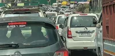 गांदरबल में ट्रैफिक जाम के बीच सड़क चौड़ीकरण परियोजना आधार में गांदरबल में ट्रैफिक जाम के बीच सड़क चौड़ीकरण परियोजना आधार में