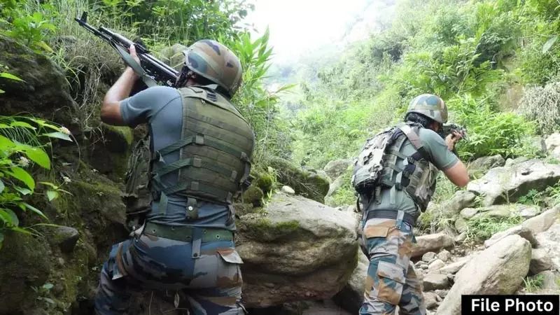 जम्मू-कश्मीर के उधमपुर में सुरक्षा बलों और आतंकवादियों के बीच गोलीबारी फिर शुरू जम्मू-कश्मीर के उधमपुर में सुरक्षा बलों और आतंकवादियों के बीच गोलीबारी फिर शुरू
