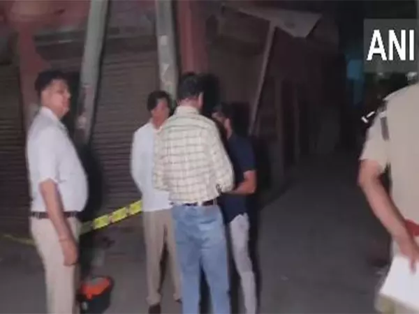 Delhi : अज्ञात हमलावरों ने एक व्यक्ति को गोली मारी Delhi : अज्ञात हमलावरों ने एक व्यक्ति को गोली मारी