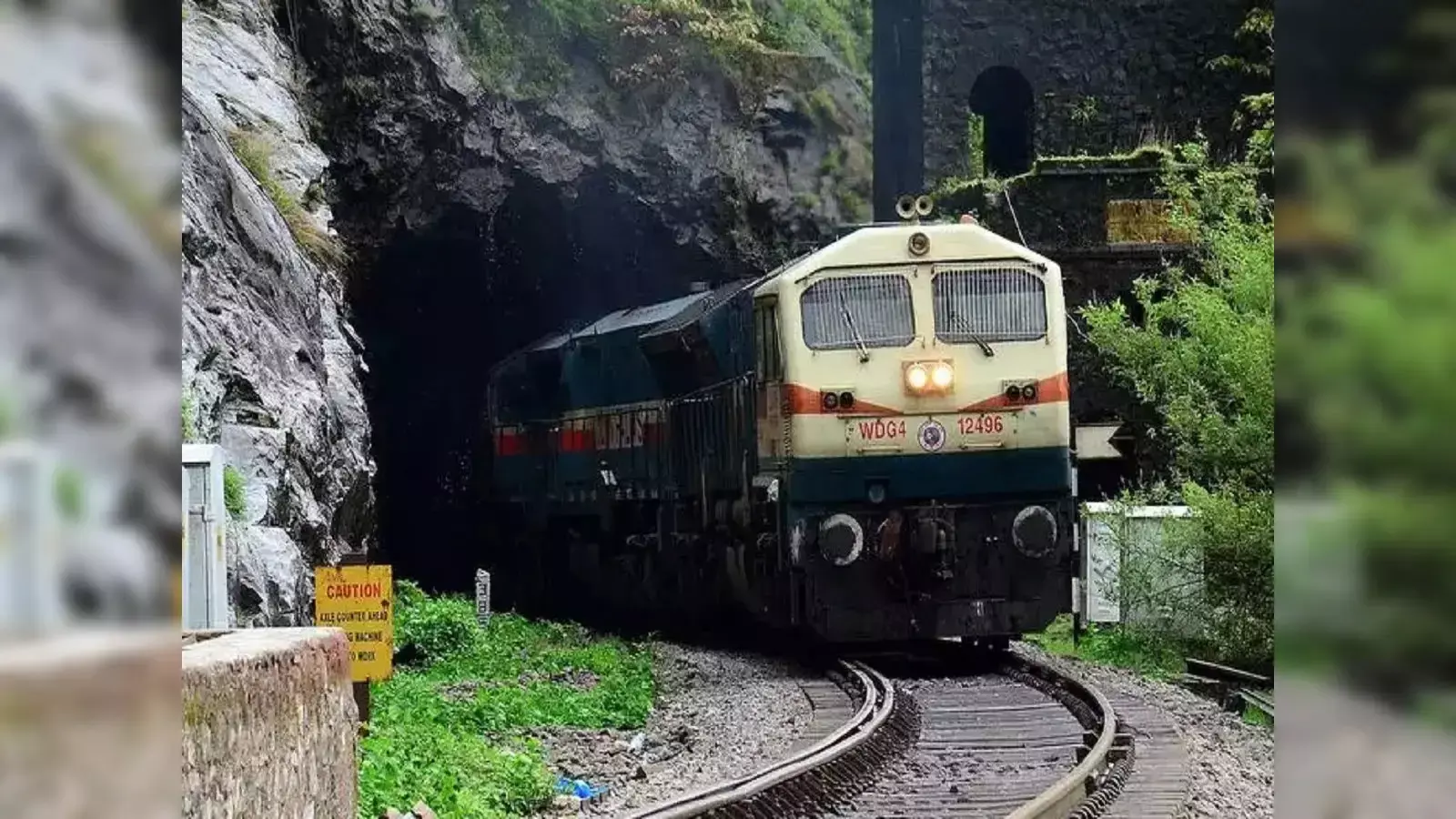 यात्रीगण कृपया ध्यान दें! ट्रेन से जाने वाले मुसाफिरों की परेशानी बढ़ी यात्रीगण कृपया ध्यान दें! ट्रेन से जाने वाले मुसाफिरों की परेशानी बढ़ी