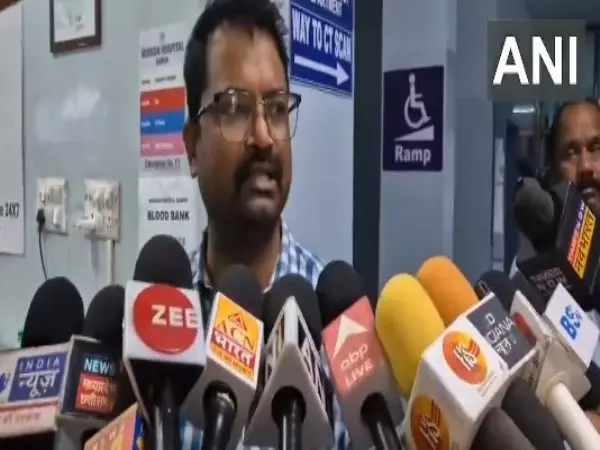 Fake Doctor Case: Hospital की लैब को स्वास्थ्य अधिकारियों ने सील किया Fake Doctor Case: Hospital की लैब को स्वास्थ्य अधिकारियों ने सील किया