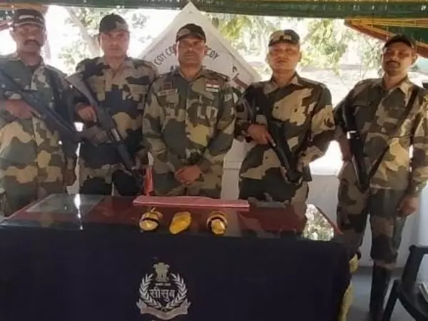 BSF ने हाशिमपुरा के पास 1.666 किलोग्राम वजन की हेरोइन के तीन पैकेट बरामद किए BSF ने हाशिमपुरा के पास 1.666 किलोग्राम वजन की हेरोइन के तीन पैकेट बरामद किए