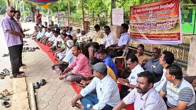 Tamil Nadu : अन्नामलाई विश्वविद्यालय में विरोध प्रदर्शन जारी Tamil Nadu : अन्नामलाई विश्वविद्यालय में विरोध प्रदर्शन जारी