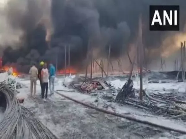 Dhar के पीथमपुर औद्योगिक क्षेत्र में पाइप फैक्ट्री में लगी आग Dhar के पीथमपुर औद्योगिक क्षेत्र में पाइप फैक्ट्री में लगी आग