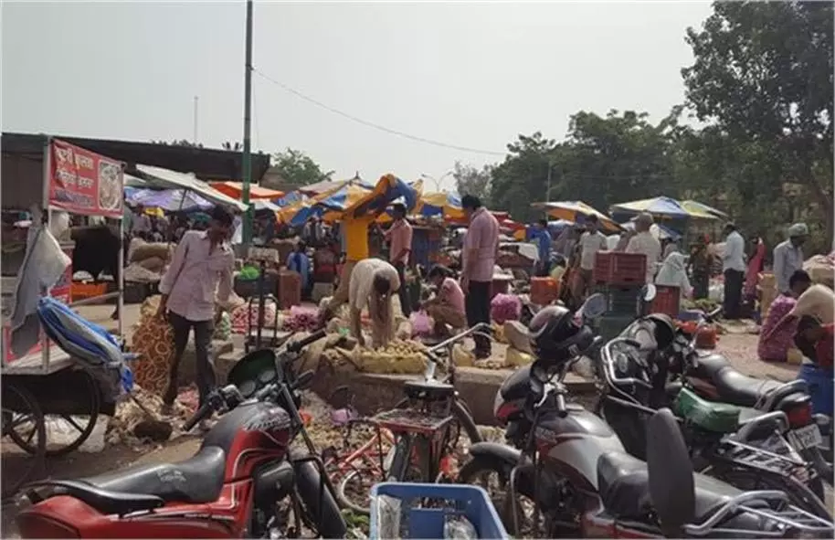 Jalandhar:मशहूर मंडी में हंगामा, चल रहा पैसों का खेल Jalandhar:मशहूर मंडी में हंगामा, चल रहा पैसों का खेल