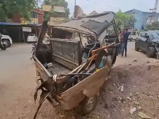 सुबह-सुबह हुआ सड़क हादसा, ऑटो के परखच्चे उड़े, तेज रफ्तार कार ने मचाया कहर सुबह-सुबह हुआ सड़क हादसा, ऑटो के परखच्चे उड़े, तेज रफ्तार कार ने मचाया कहर