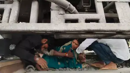 महिला का VIDEO, आधार कार्ड लेकर ट्रेन के आगे कूदी, ऐसा करिश्मा हुआ महिला का VIDEO, आधार कार्ड लेकर ट्रेन के आगे कूदी, ऐसा करिश्मा हुआ