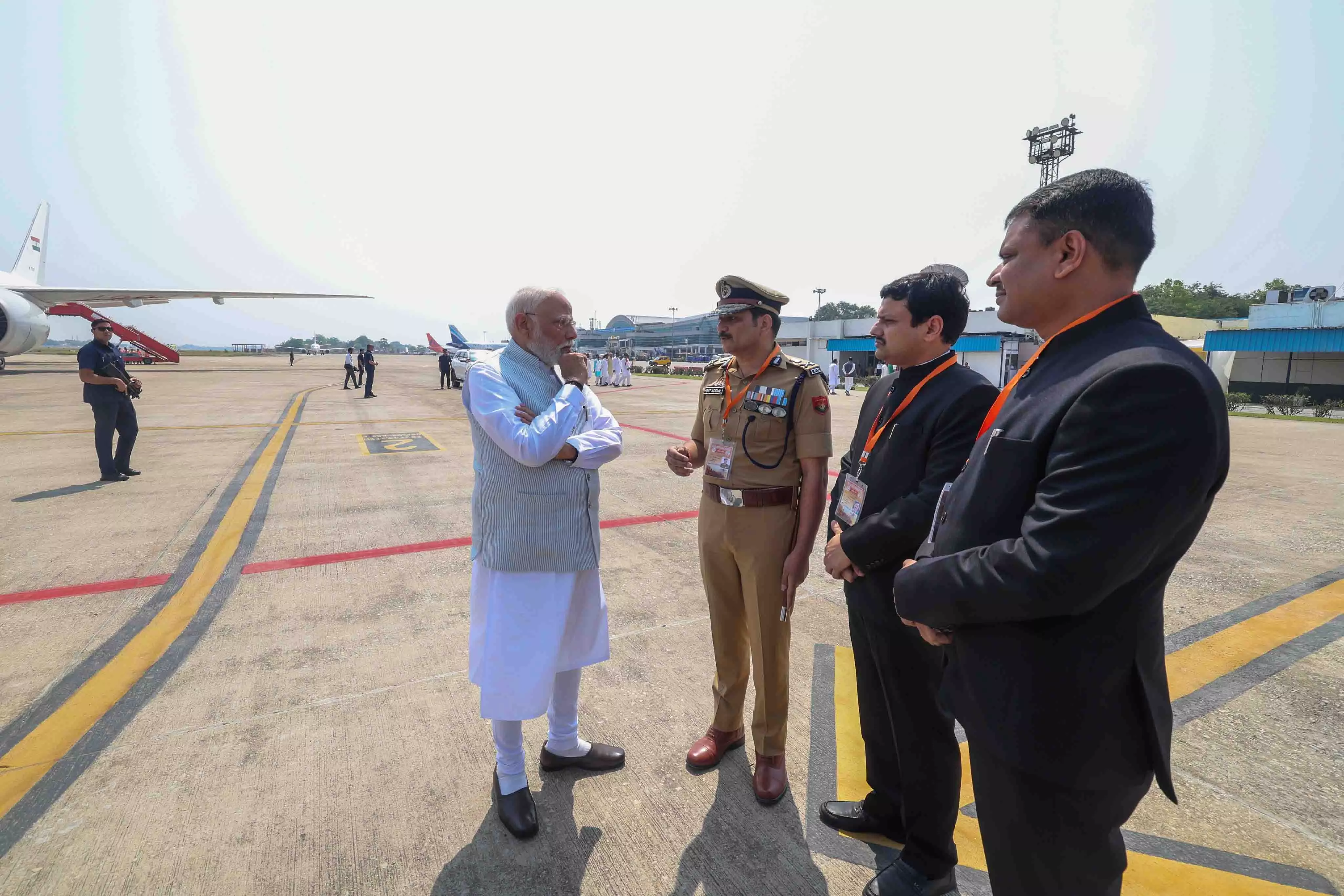 वाराणसी पहुंचे प्रधानमंत्री नरेंद्र मोदी, रेप मामले में अधिकारियों से ली जानकारी, दिए सख्त कार्रवाई के निर्देश वाराणसी पहुंचे प्रधानमंत्री नरेंद्र मोदी, रेप मामले में अधिकारियों से ली जानकारी, दिए सख्त कार्रवाई के निर्देश