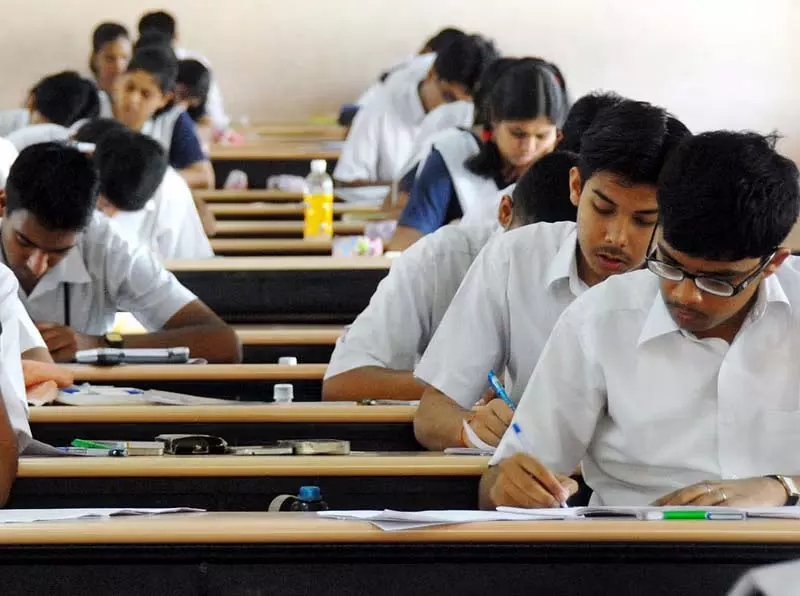 Tamil Nadu : छात्र द्वारा खुले में परीक्षा देने पर स्कूल प्रिंसिपल निलंबित Tamil Nadu : छात्र द्वारा खुले में परीक्षा देने पर स्कूल प्रिंसिपल निलंबित
