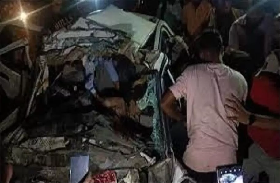 MP Accident: बस और कार में भीषण टक्कर 10 पुलिसकर्मियों समेत 16 लोग घायल MP Accident: बस और कार में भीषण टक्कर 10 पुलिसकर्मियों समेत 16 लोग घायल