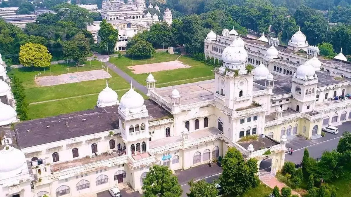 Lucknow: लखनऊ विश्वविद्यालय में बढ़ा तनाव, छात्रों ने जताया आक्रोश Lucknow: लखनऊ विश्वविद्यालय में बढ़ा तनाव, छात्रों ने जताया आक्रोश