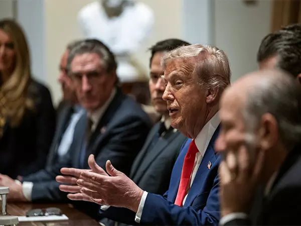 Trump ने टैरिफ योजनाओं के साथ संक्रमण समस्याओं को स्वीकार किया, जबकि अमेरिकी बाजारों में गिरावट आई Trump ने टैरिफ योजनाओं के साथ संक्रमण समस्याओं को स्वीकार किया, जबकि अमेरिकी बाजारों में गिरावट आई