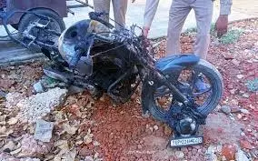 Up News: दबंगों ने दो युवकों पर किया हमला, लगाई बाइक मेंआग Up News: दबंगों ने दो युवकों पर किया हमला, लगाई बाइक मेंआग
