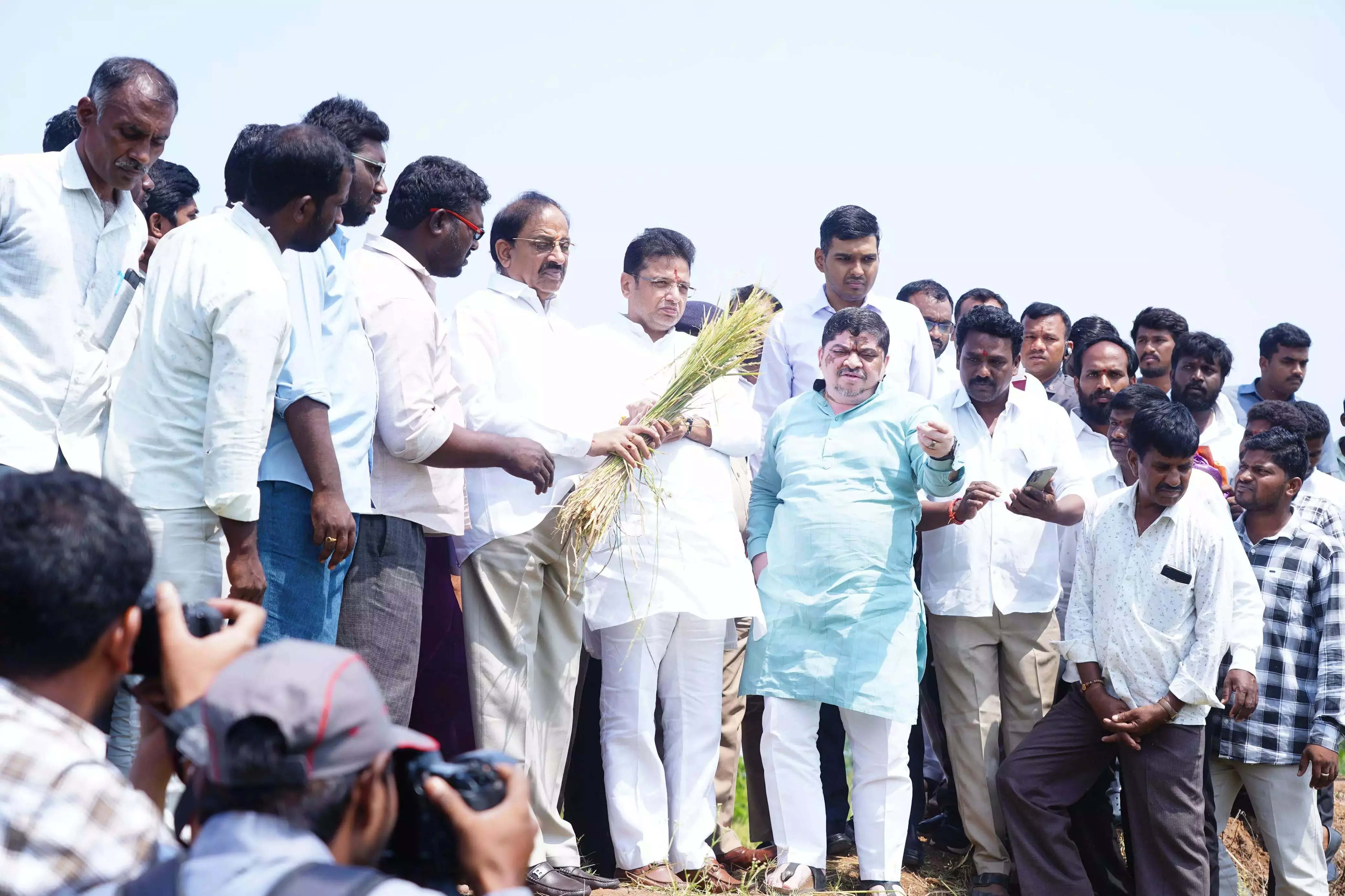 Telangana के 3 मंत्रियों ने सिद्दीपेट में फसल क्षति का आकलन किया Telangana के 3 मंत्रियों ने सिद्दीपेट में फसल क्षति का आकलन किया