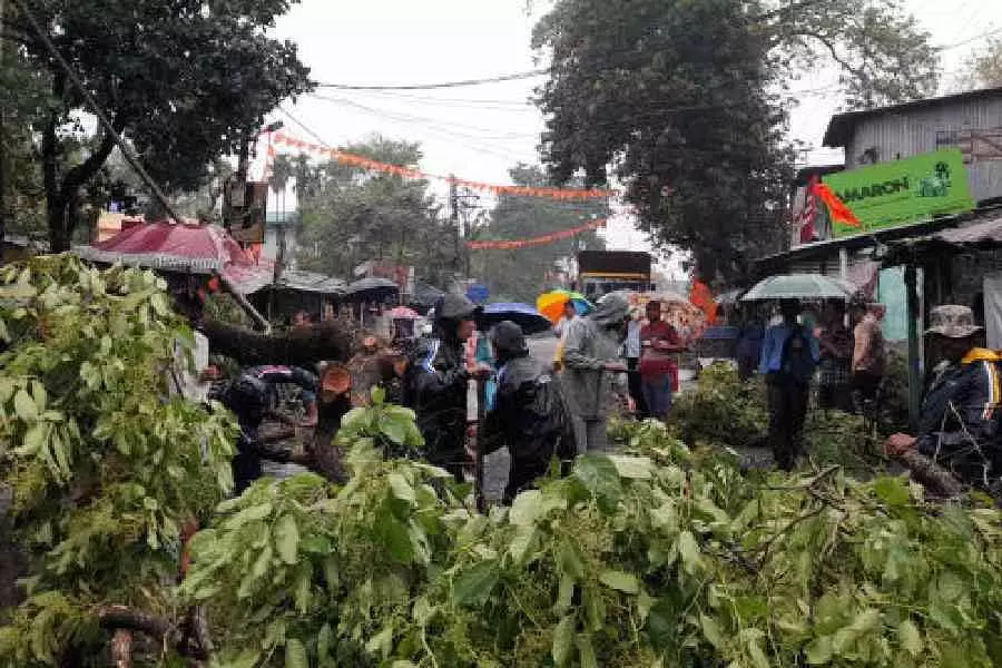 उत्तर बंगाल और सिक्किम में तूफान-बिजली गिरने से BSF जवान की मौत उत्तर बंगाल और सिक्किम में तूफान-बिजली गिरने से BSF जवान की मौत