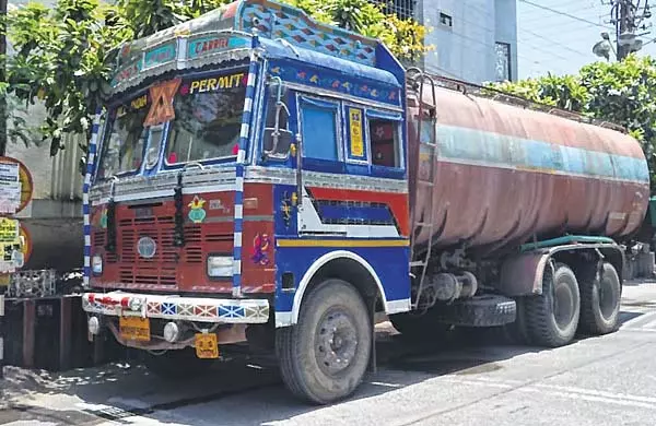 Mumbai: पानी की कमी से हाउसिंग सोसाइटियाँ, शॉपिंग मॉल, कार्यालय प्रभावित Mumbai: पानी की कमी से हाउसिंग सोसाइटियाँ, शॉपिंग मॉल, कार्यालय प्रभावित