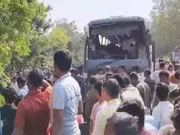 एर्नाकुलम में महाराजा कॉलेज के वकीलों और SFI कार्यकर्ताओं के बीच हिंसक झड़प कई घायल एर्नाकुलम में महाराजा कॉलेज के वकीलों और SFI कार्यकर्ताओं के बीच हिंसक झड़प कई घायल