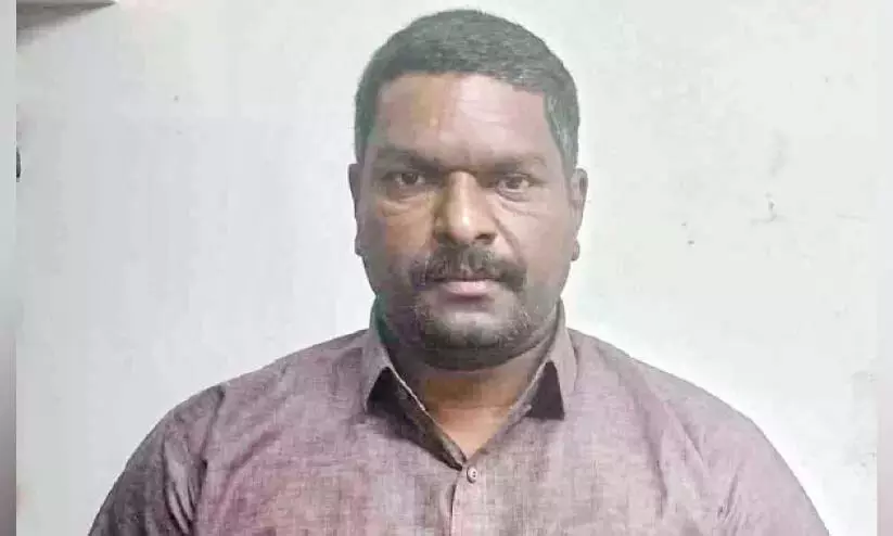 Kerala: दस लीटर शराब के साथ अधेड़ व्यक्ति गिरफ्तार Kerala: दस लीटर शराब के साथ अधेड़ व्यक्ति गिरफ्तार