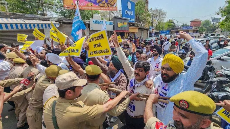 विधानसभा परिसर में हाथापाई को लेकर आप ने PDP-BJP के खिलाफ प्रदर्शन किया विधानसभा परिसर में हाथापाई को लेकर आप ने PDP-BJP के खिलाफ प्रदर्शन किया