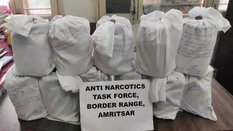Amritsar: 18.2 किलोग्राम हेरोइन के साथ सीमा पार से मादक पदार्थ बेचने वाला गिरफ्तार Amritsar: 18.2 किलोग्राम हेरोइन के साथ सीमा पार से मादक पदार्थ बेचने वाला गिरफ्तार