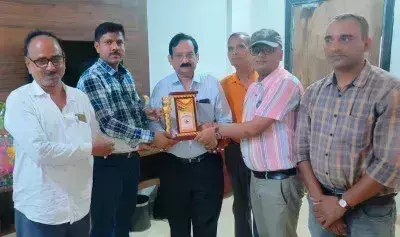 Ballia: रेड क्रॉस के नए उपाध्यक्ष डॉ. संजीव वर्मन का हुआ सम्मानपूर्वक स्वागत Ballia: रेड क्रॉस के नए उपाध्यक्ष डॉ. संजीव वर्मन का हुआ सम्मानपूर्वक स्वागत
