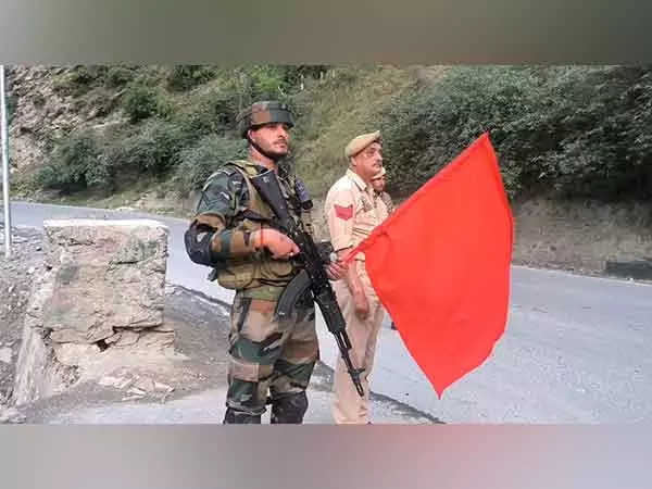 आतंकी गतिविधियों को नाकाम करने के लिए भारतीय सेना ने NH-44 पर सुरक्षा उपाय बढ़ाए आतंकी गतिविधियों को नाकाम करने के लिए भारतीय सेना ने NH-44 पर सुरक्षा उपाय बढ़ाए