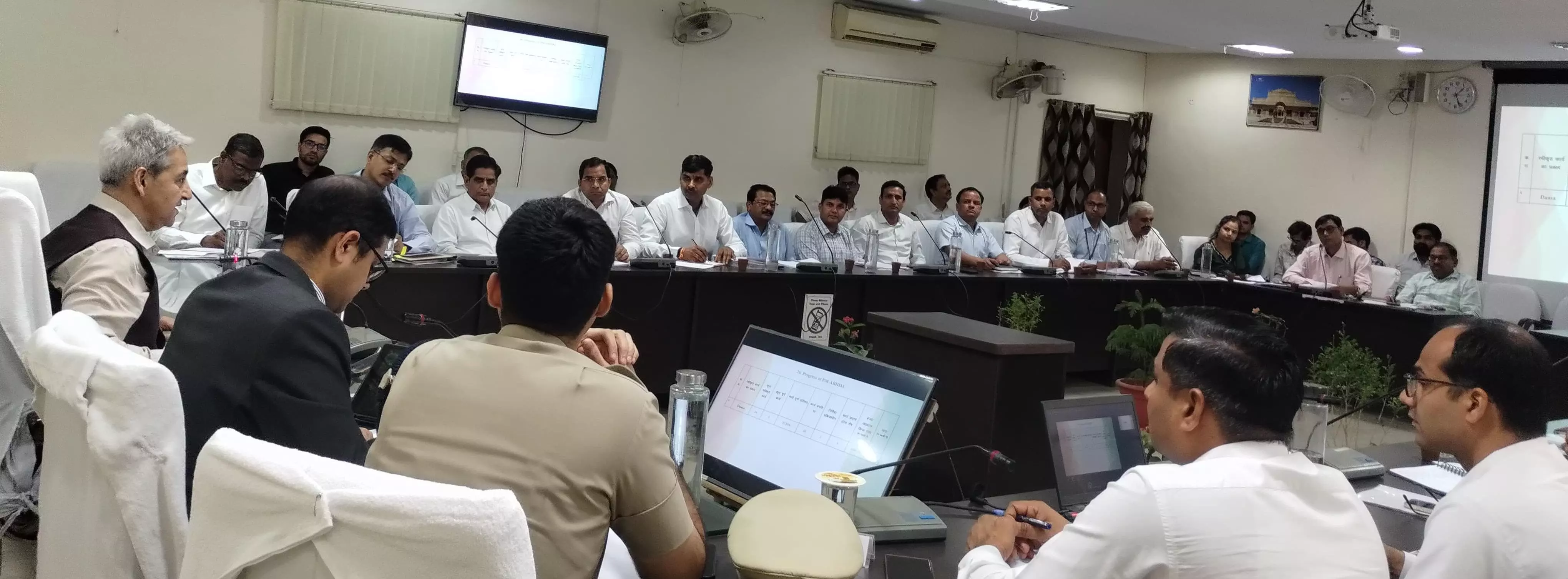 Jaipur: मुख्य सचिव की जिला स्तरीय अधिकारियों के साथ समीक्षा बैठक Jaipur: मुख्य सचिव की जिला स्तरीय अधिकारियों के साथ समीक्षा बैठक