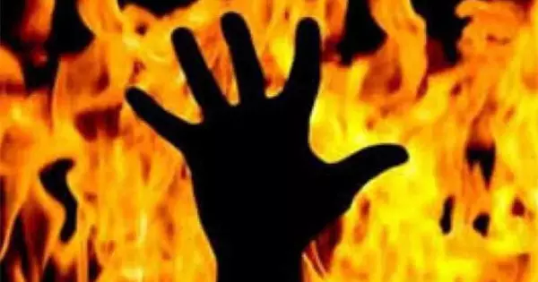 Bhopal: पत्नी के शिकायत दर्ज कराते ही पति ने थाने में खुद को लगाई आग Bhopal: पत्नी के शिकायत दर्ज कराते ही पति ने थाने में खुद को लगाई आग