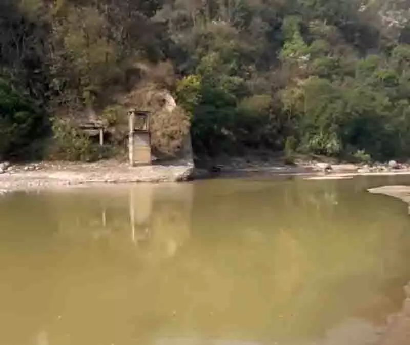 Newgal नदी में कचरा डालने से पानी प्रदूषित Newgal नदी में कचरा डालने से पानी प्रदूषित