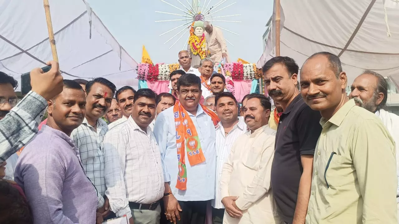 Alwar: महात्मा ज्योतिबा फुले जयंती पर वन राज्यमंत्री ने प्रतिमा पर माल्यार्पण कर किया नमन Alwar: महात्मा ज्योतिबा फुले जयंती पर वन राज्यमंत्री ने प्रतिमा पर माल्यार्पण कर किया नमन