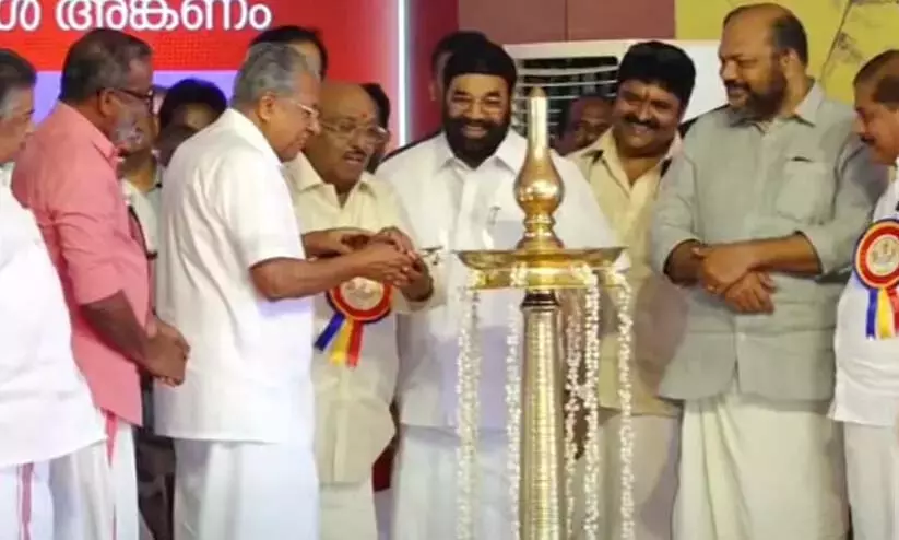 CM ने वेल्लप्पल्ली की प्रशंसा करते हुए मंच साझा किया; उन्होंने SNDP बैठक का उत्कृष्ट नेतृत्व किया CM ने वेल्लप्पल्ली की प्रशंसा करते हुए मंच साझा किया; उन्होंने SNDP बैठक का उत्कृष्ट नेतृत्व किया