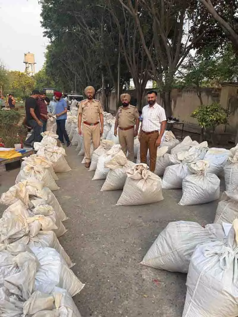 Ludhiana: ट्रक चालक 2,260 किलोग्राम अफीम के साथ गिरफ्तार Ludhiana: ट्रक चालक 2,260 किलोग्राम अफीम के साथ गिरफ्तार