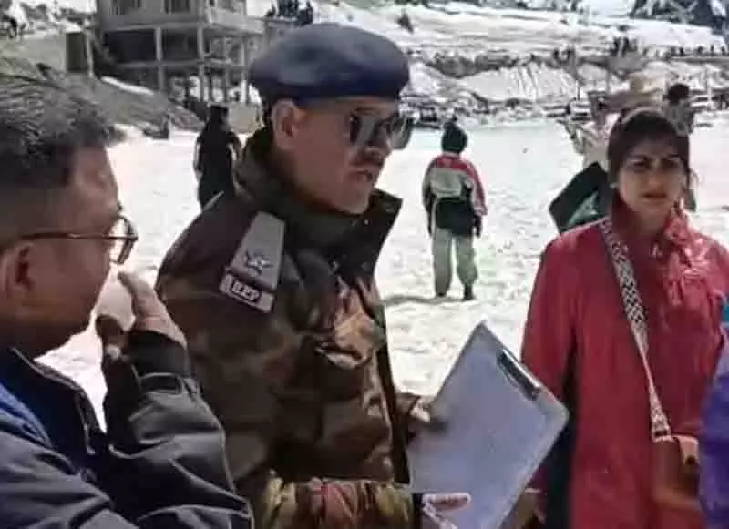 Lahaul में पर्यटकों को नदी के किनारे न जाने की चेतावनी Lahaul में पर्यटकों को नदी के किनारे न जाने की चेतावनी
